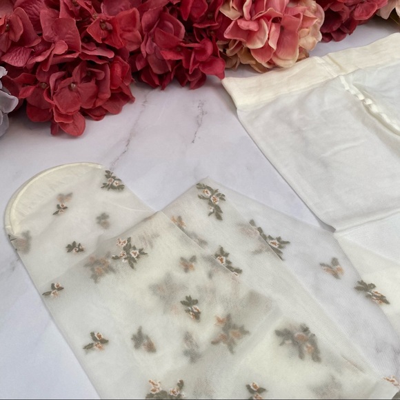 Sheer White Seamless Pantyhose with Delicate White Flowers and Green Leaves - Picture 14 of 16